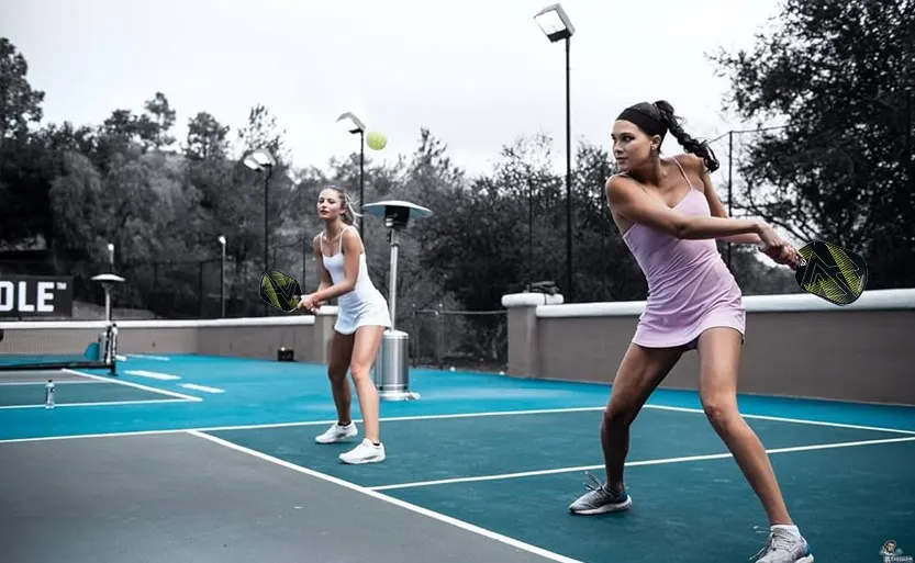 Cad é an difríocht idir pickleball agus leadóg?